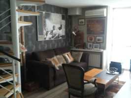 Sala moderna y acogedora