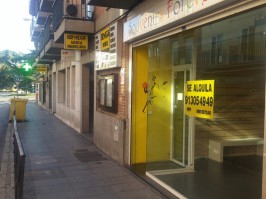 Sucursal con cartel de alquiler